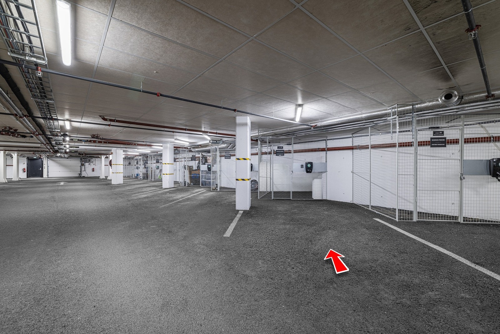 Enkel parkering i felles garasjeanlegg med egen el-bil lader. Galleribilde