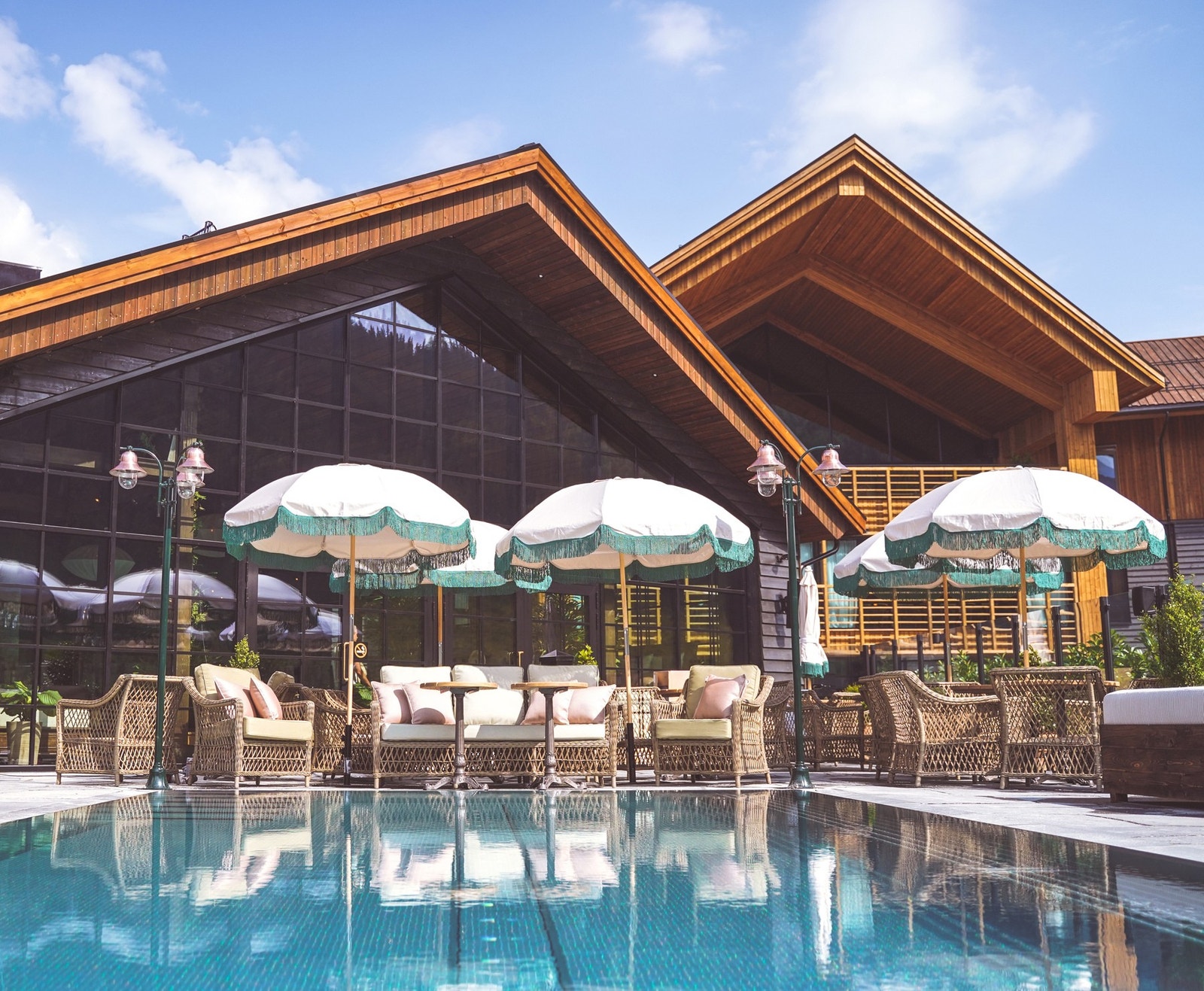 Utvendig pool med hyggelige sittesoner. Galleribilde