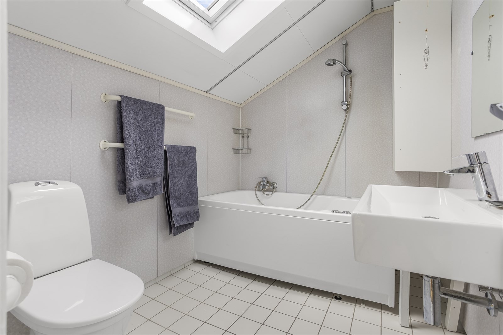 Badet på loftet er utstyrt med badekar og takvindu. Gulvet har varmekabler. (Rom har fått TG3 av takstmann). Galleribilde