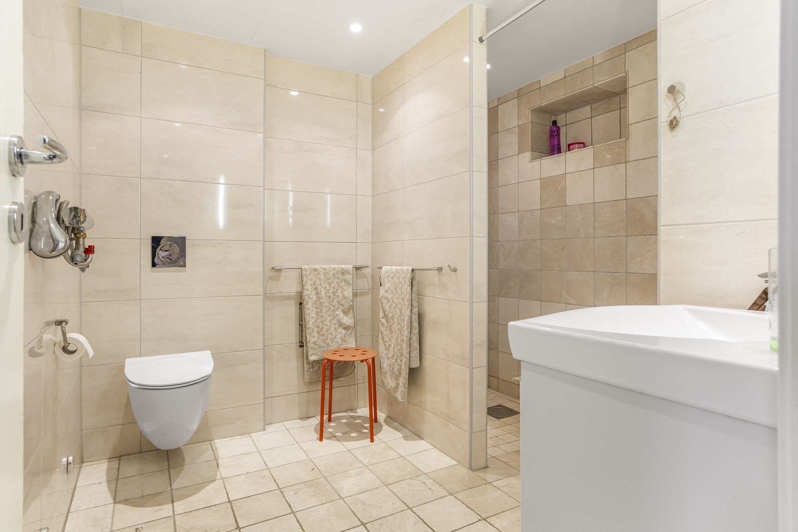 Badet i underetasjen ble modernisert i 2009 og har flislagte overflater og vegghengt toalett. Galleribilde