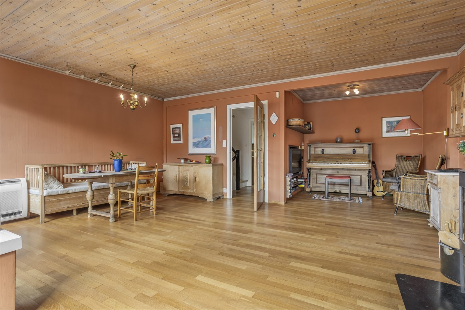 Stuen har parkett på gulv og panel i himling. Galleribilde