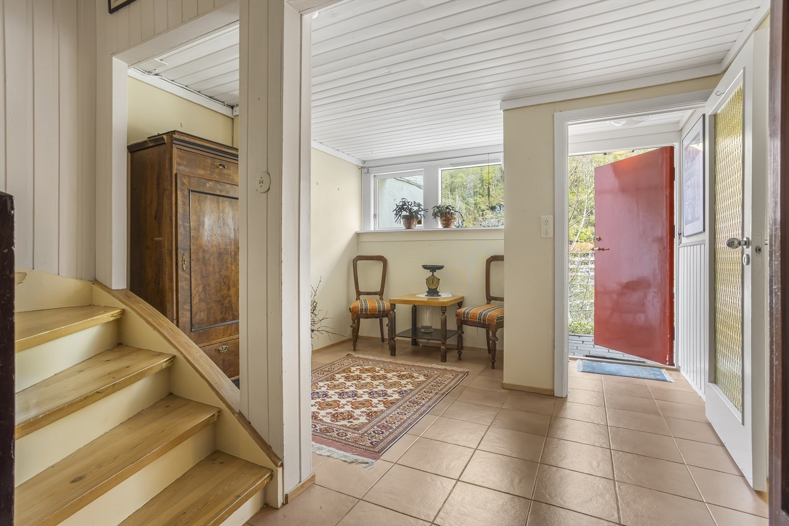 Velkommen inn i en romslig og innbydende entré! Galleribilde