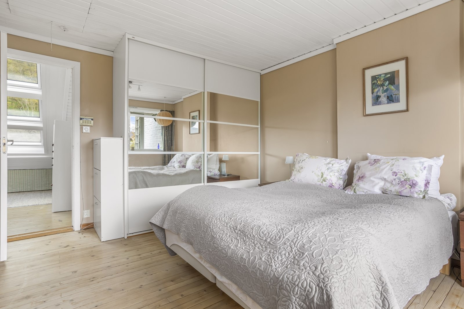 Loftetasjen er innredet med 2 soverom og 1 bad. Her er det god plass til dobbeltseng og garderobeløsning i hovedsoverommet. Galleribilde