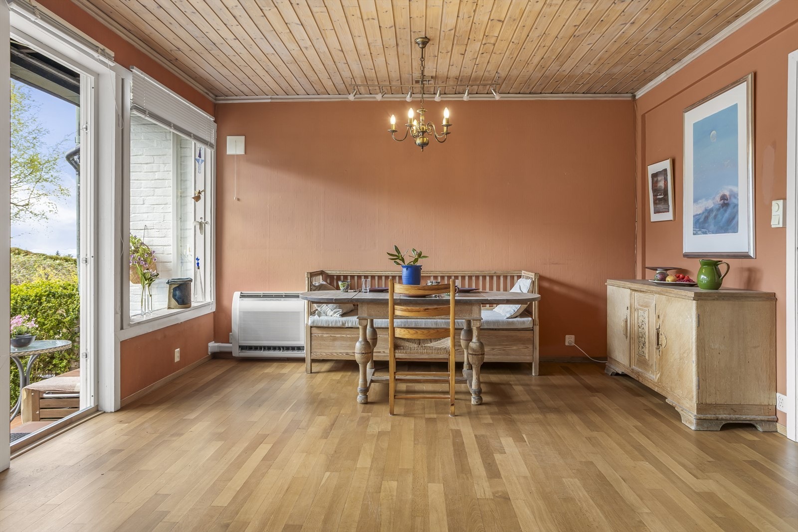 God plass til en stor spisestue, perfekt for sosiale sammenkomster. Galleribilde
