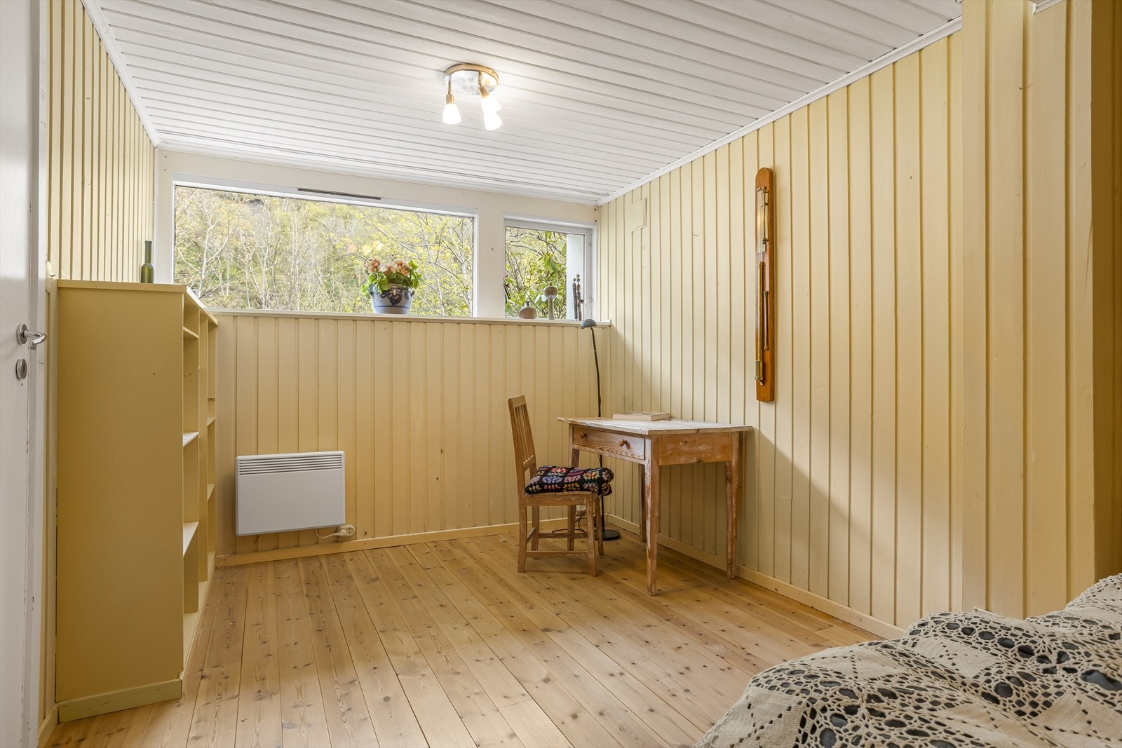 Rommet er av svært god størrelse, og er innredet med furugulv og panel på veggene. Galleribilde