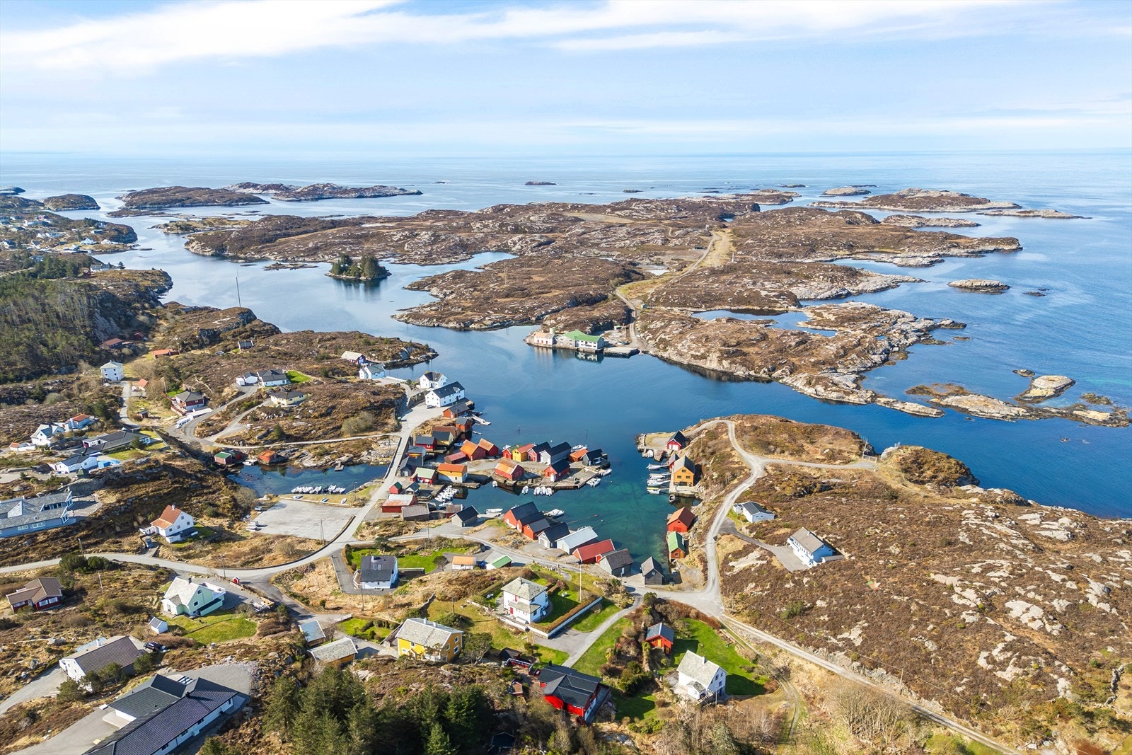 Eiendommen ligger i et naturskjønt område med nærhet til sjøen og flott utsikt over omkringliggende kystlandskap. Galleribilde