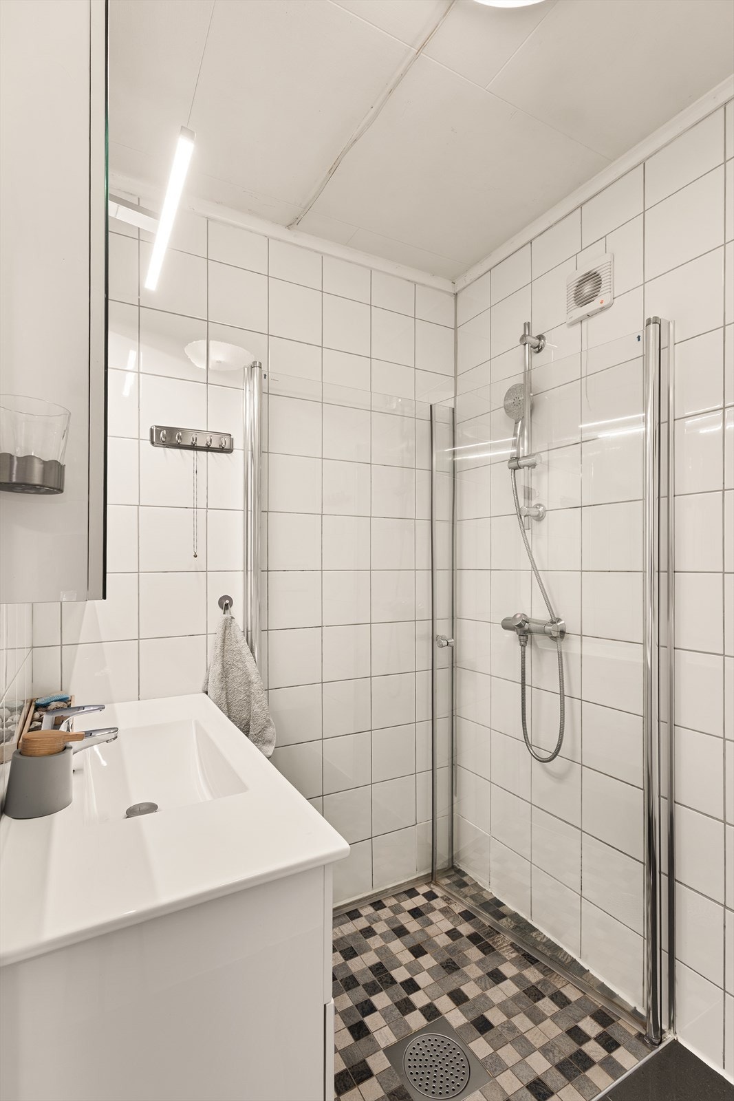 Bad med fliser på gulv og vegger. Galleribilde