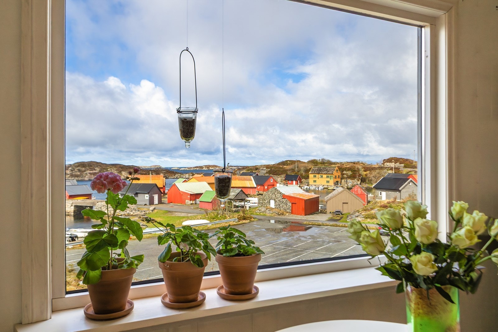 Utsikt til kystlandskapet fra boligens vinduer gir en naturskjønn atmosfære. Galleribilde
