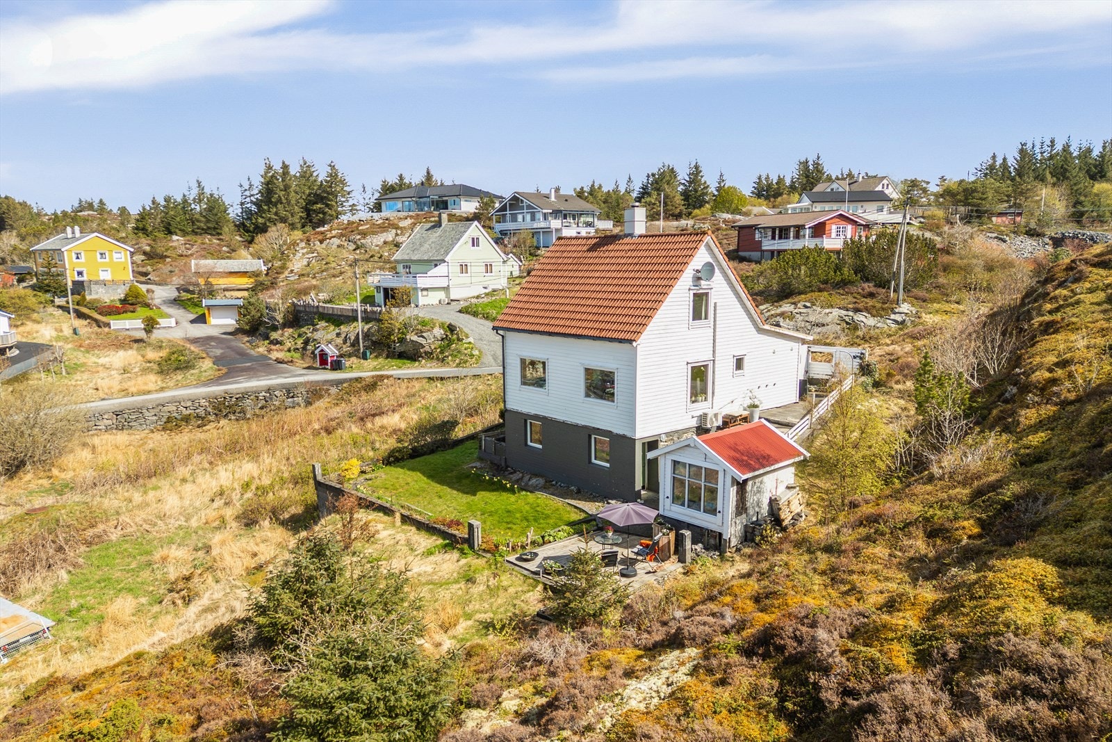 Eiendommen ligger i et etablert boligområde med nærhet til naturen. Galleribilde