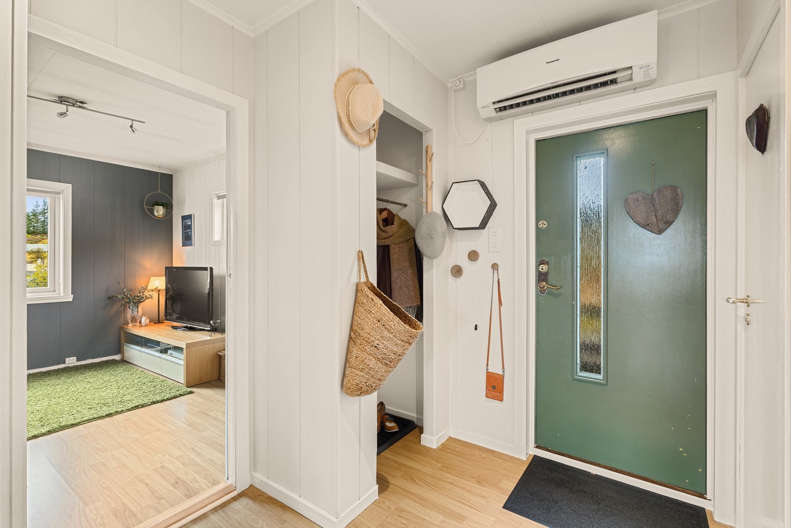 Velkommen inn i en lys og fin entré. Entréen har varmepumpe som bidrar til et godt inneklima. Galleribilde
