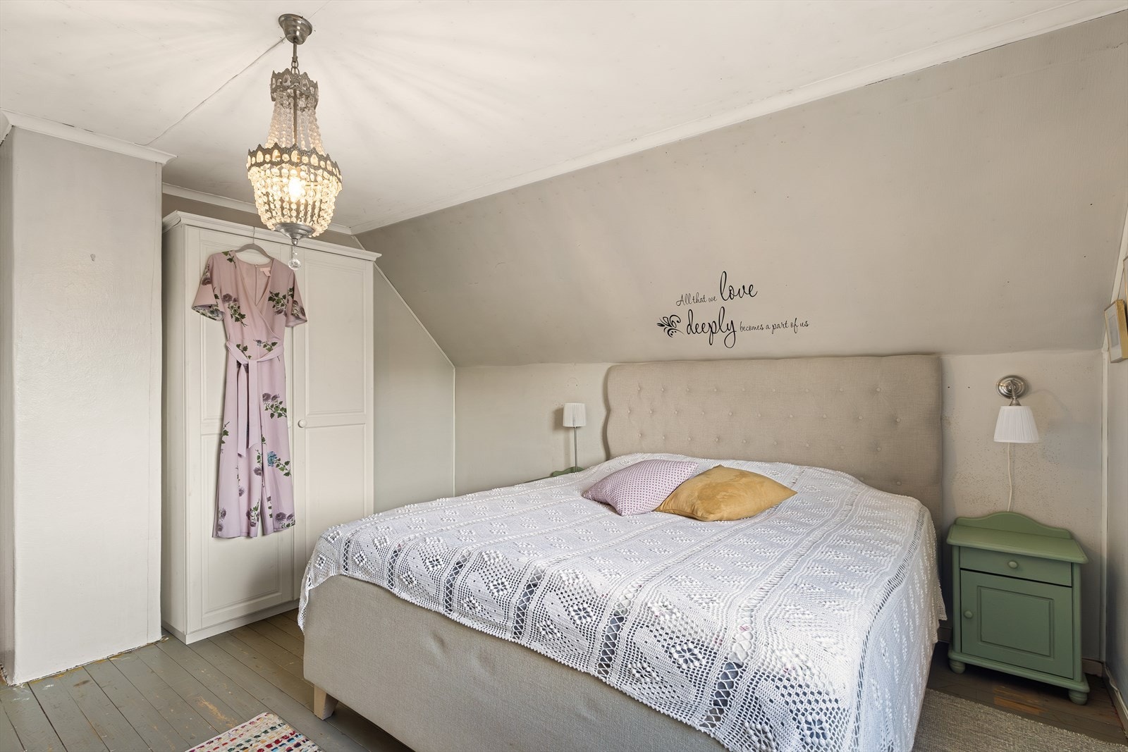 Soverommet måler 16,0 m² og har god plass til garderobeskap. Galleribilde
