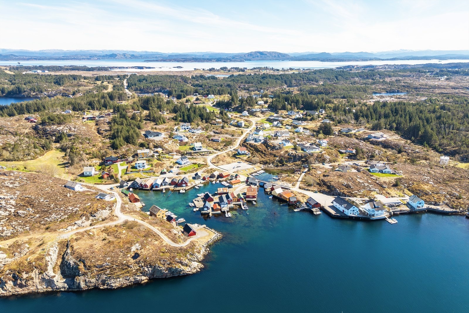 Området rundt boligen byr på gode muligheter for friluftsliv og rekreasjon i vakker natur. Galleribilde