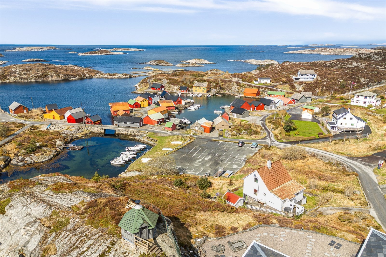 Boligen ligger i et naturskjønt område med utsikt mot kyst og natur. Galleribilde