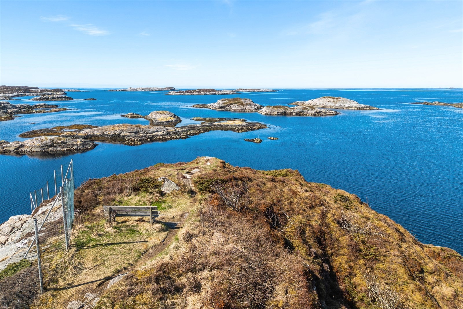 Nærområdet med utsikt over det idylliske fjordlandskapet. Galleribilde
