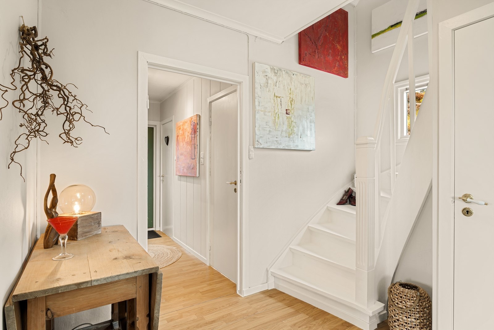 Det er en Innvendig trapp mellom etasjene som har fine detaljer Galleribilde
