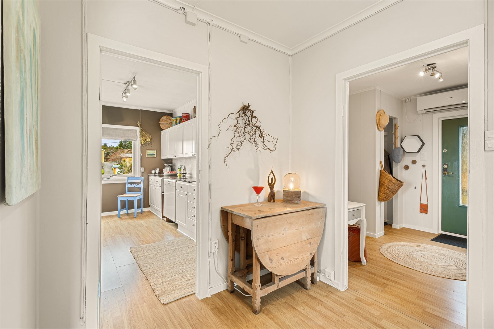 Entré, kjøkken og stue har laminat på gulv Galleribilde