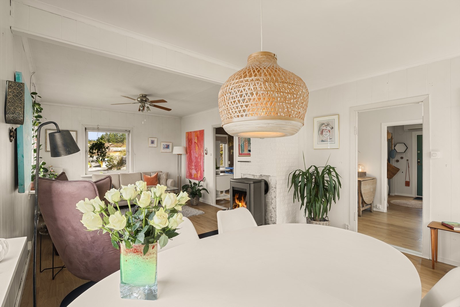 Spiseplassen er utstyrt med en dekorativ lampe og har plass til et større spisebord. Galleribilde