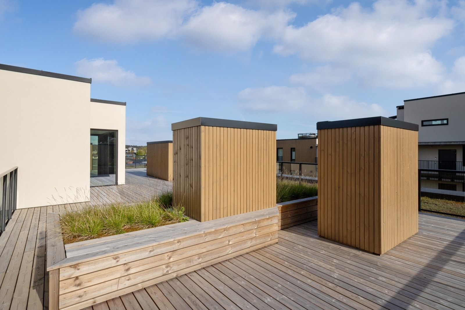 Den romslige takterrassen gir et luftig og hyggelig uteområde med moderne uttrykk og gode solforhold. Galleribilde