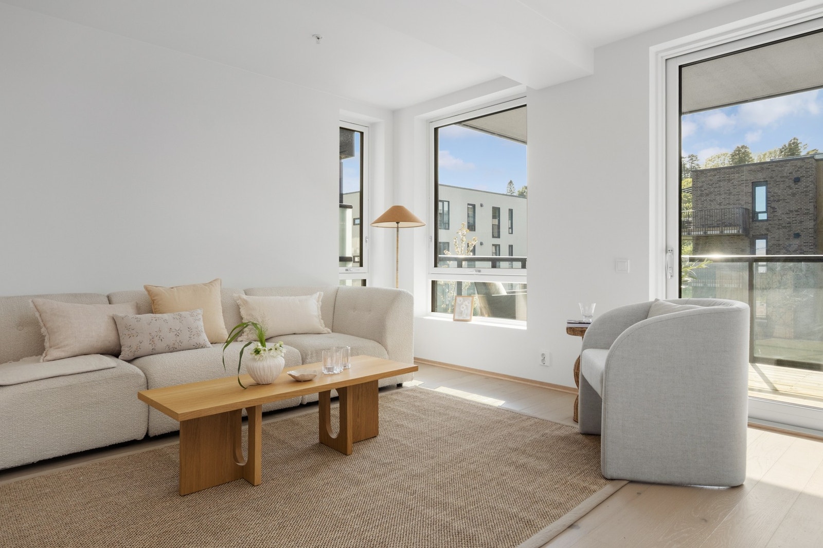 Moderne overflater og gjennomgående materialvalg gir stuen et stilrent og helhetlig uttrykk. Galleribilde