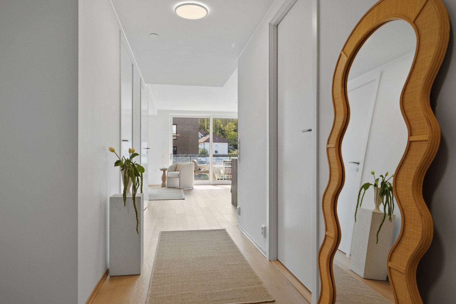 Innbydende entré med gode oppbevaringsmuligheter og moderne overflater. Galleribilde