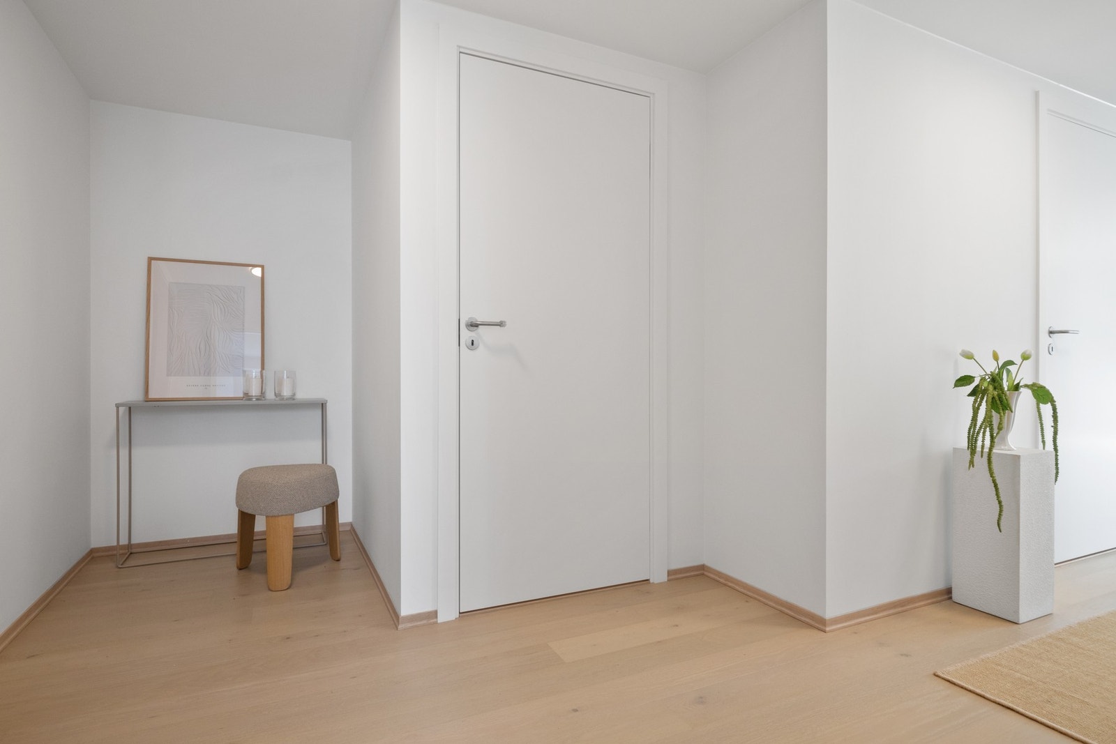 Innbydende entré med gode oppbevaringsmuligheter og moderne overflater. Galleribilde