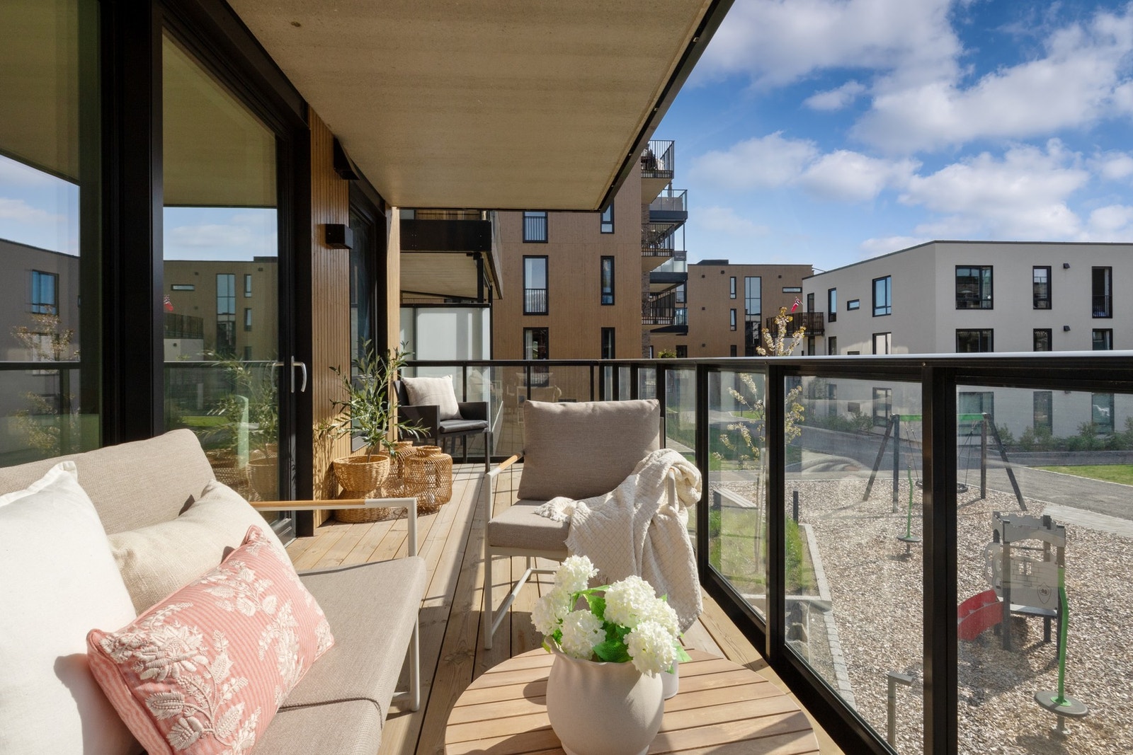 Romslig balkong med god plass til utemøbler og hyggelige oppholdssoner. Galleribilde