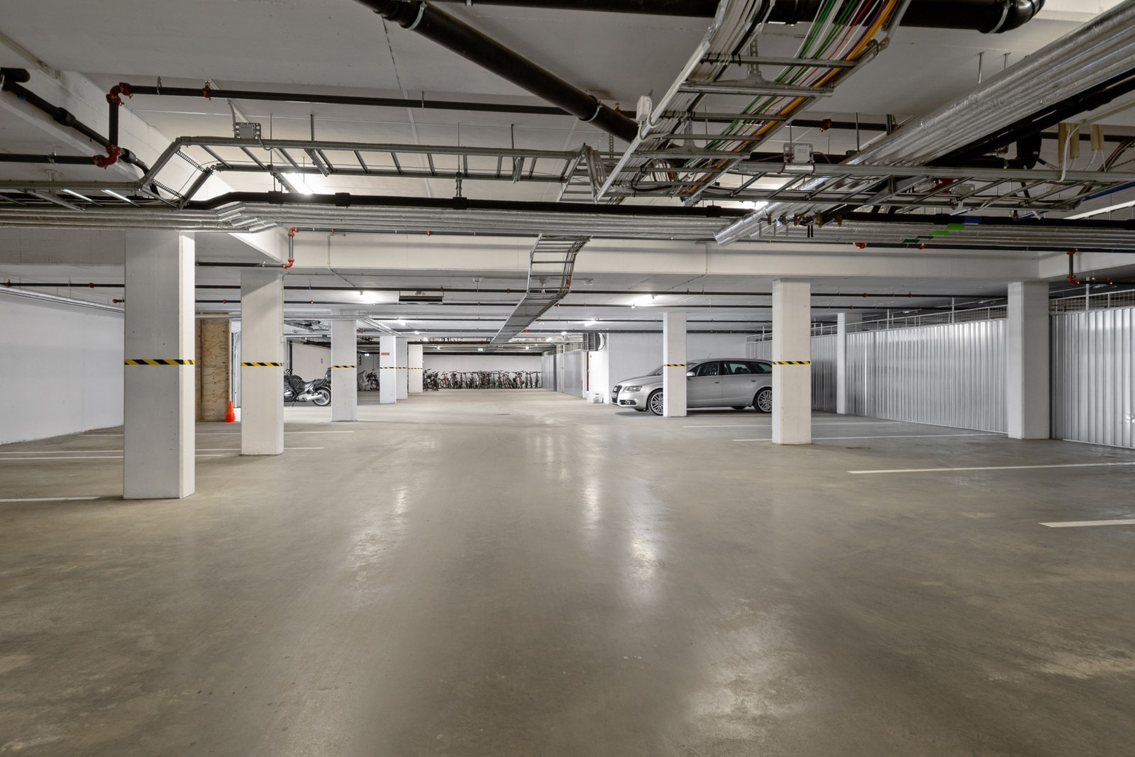 Parkeringsanlegg i kjeller gir en praktisk og komfortabel parkeringsløsning. Galleribilde