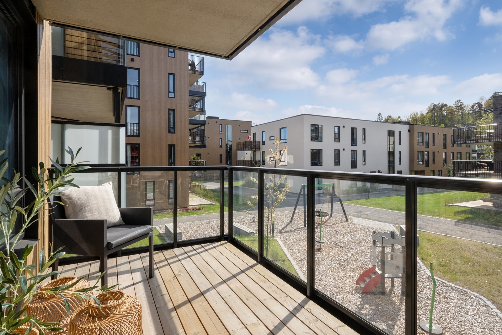 Balkongen har moderne glassrekkverk og fungerer som en naturlig forlengelse av stuen. Galleribilde