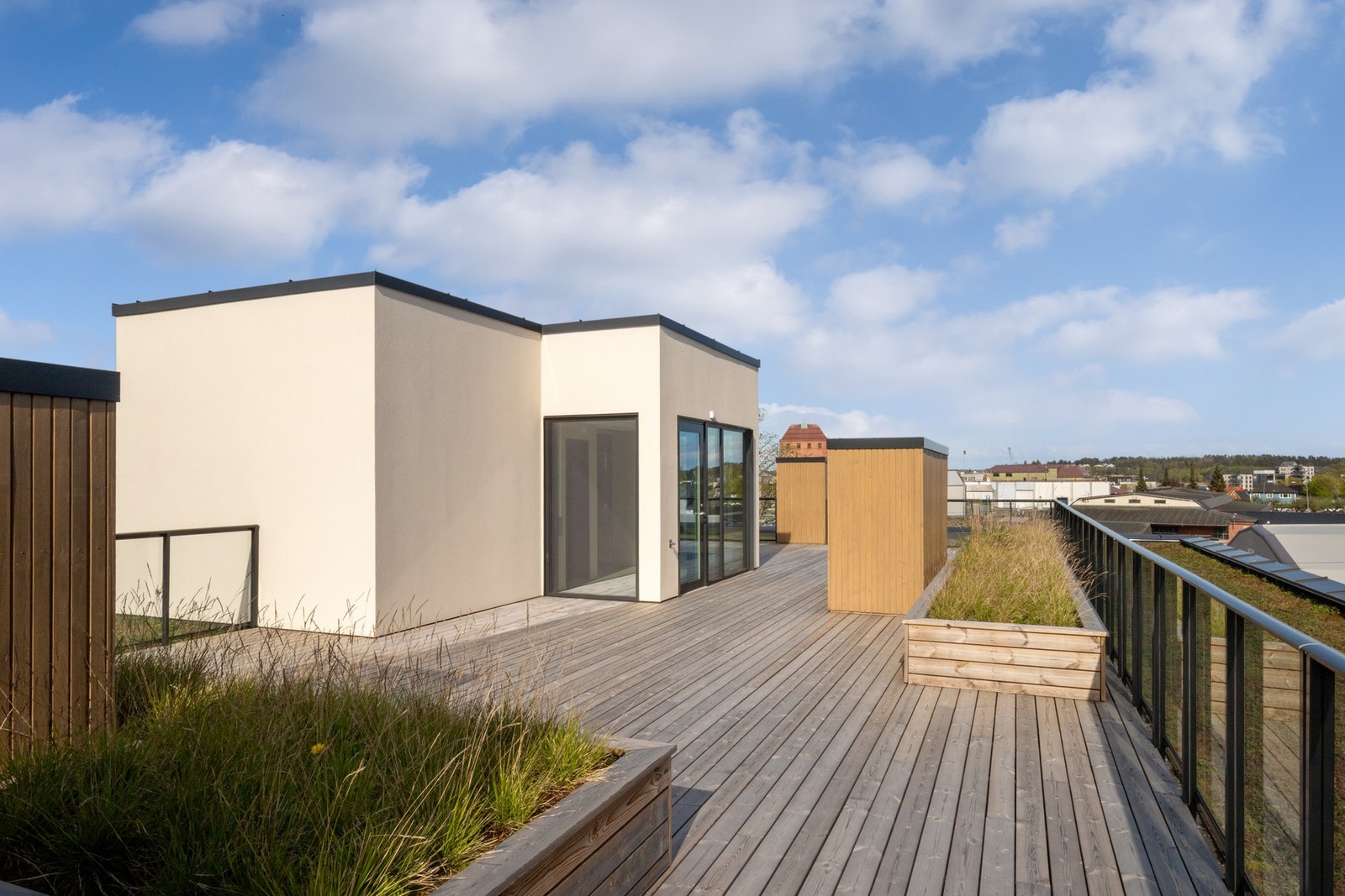 Felles takterrasse med flotte oppholdssoner og god plass til å nyte fine dager og sosiale sammenkomster. Galleribilde