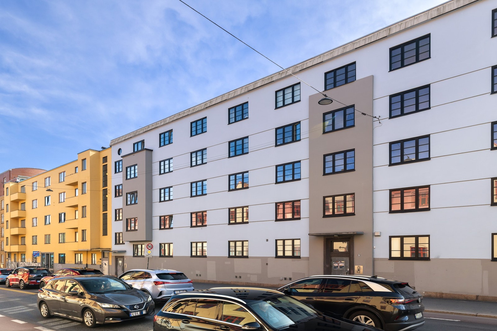 Svært sentral beliggenhet med kort vei til butikker, servering og kollektivtransport (buss og trikk rett i nærheten). Galleribilde