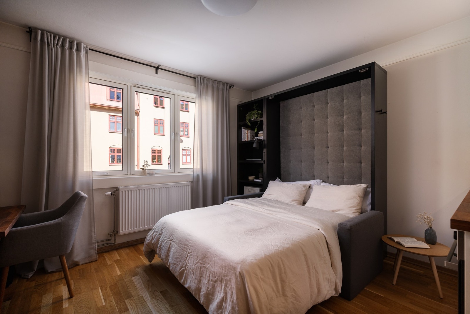 Praktisk skapseng gir fleksibel bruk av rommet til både stue, soverom og hjemmekontor. Galleribilde