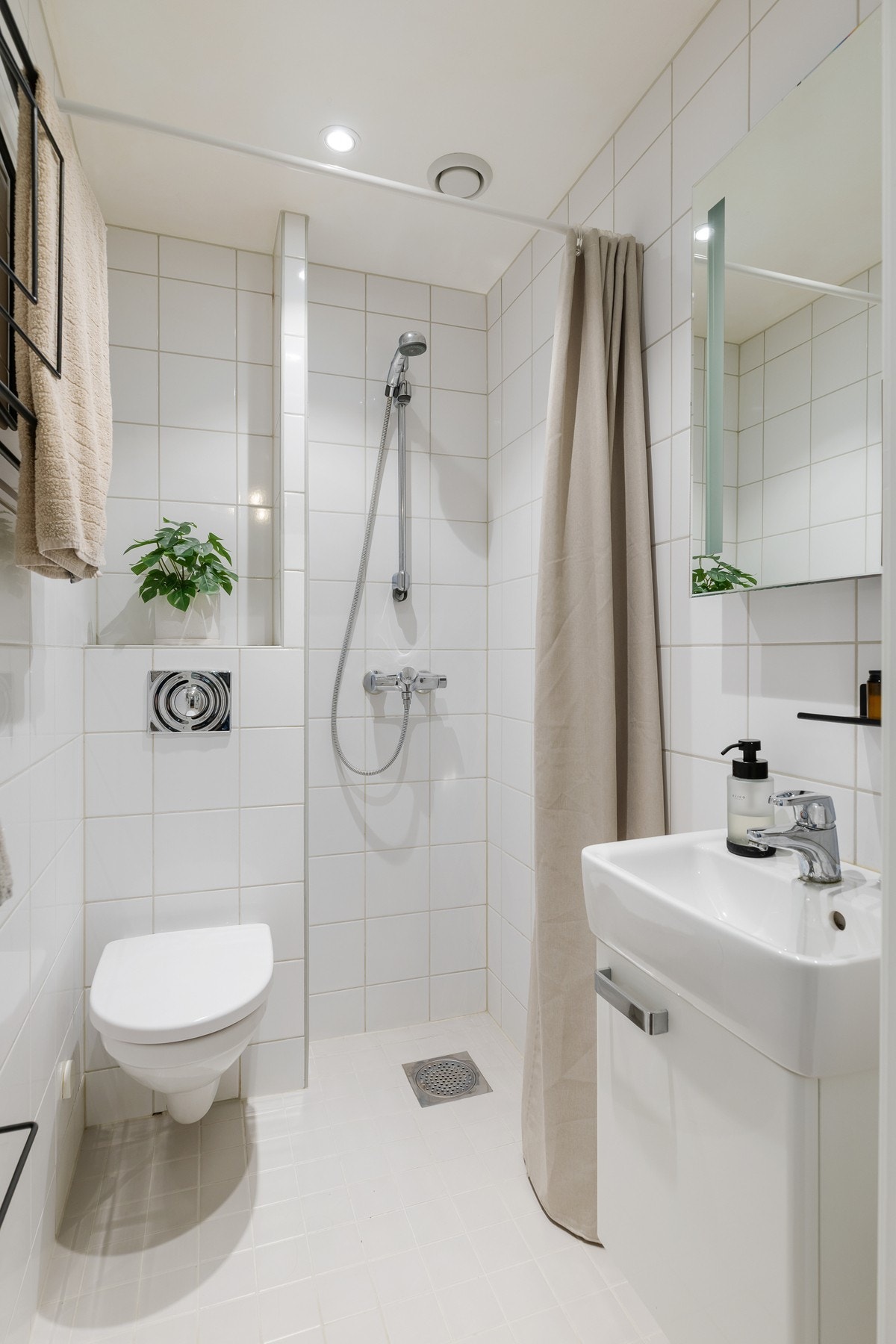 Badet er pent oppusset (2015) med fliser, varmekabler, downlights, vegghengt toalett og dusjløsning. Galleribilde