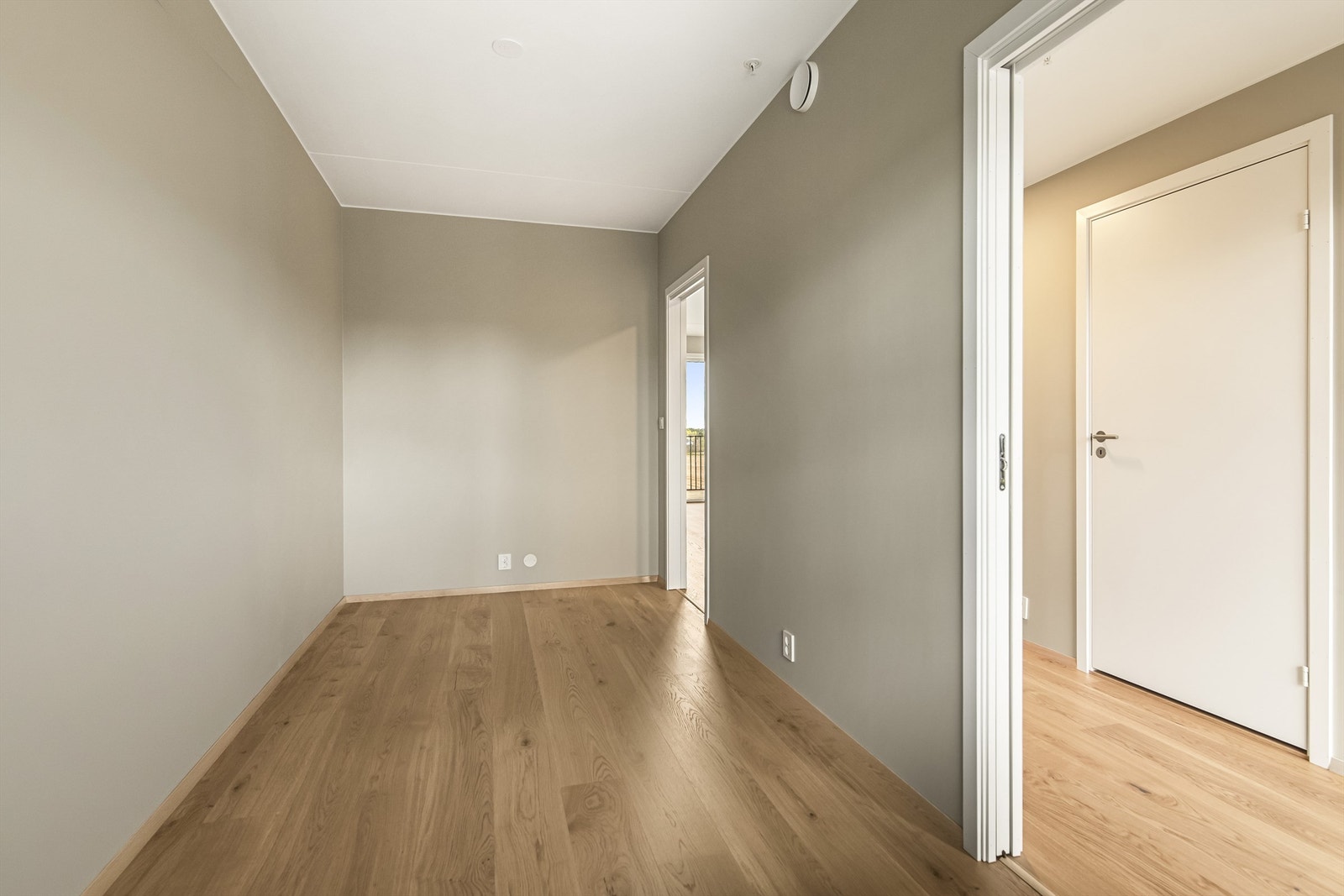 2 innganger til soverommet gir flere muligheter for plassering av sengen samt skap Galleribilde