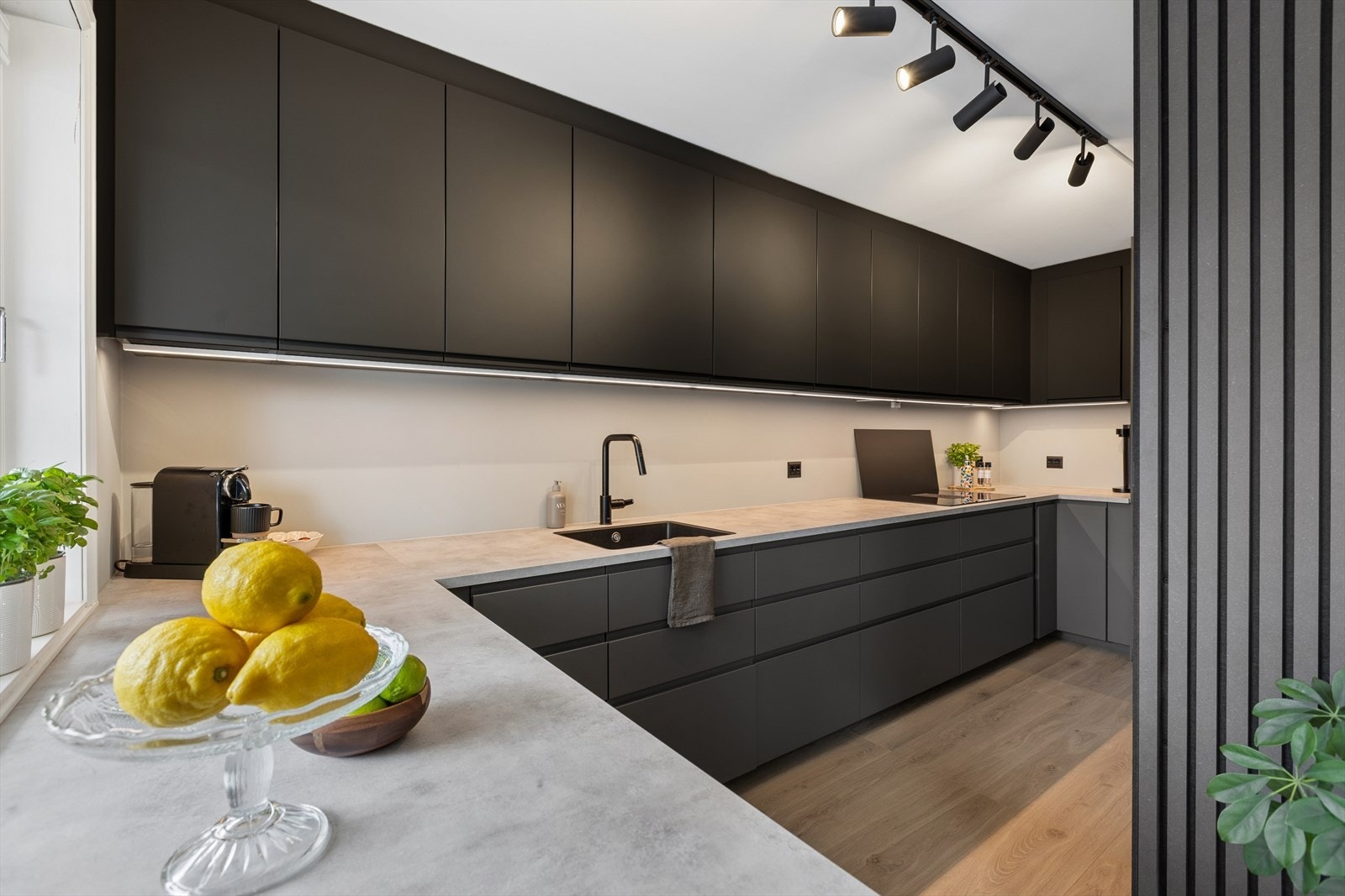 Moderne og stilrent IKEA-kjøkken fra 2024 med rikelig skap- og benkeplass. Galleribilde