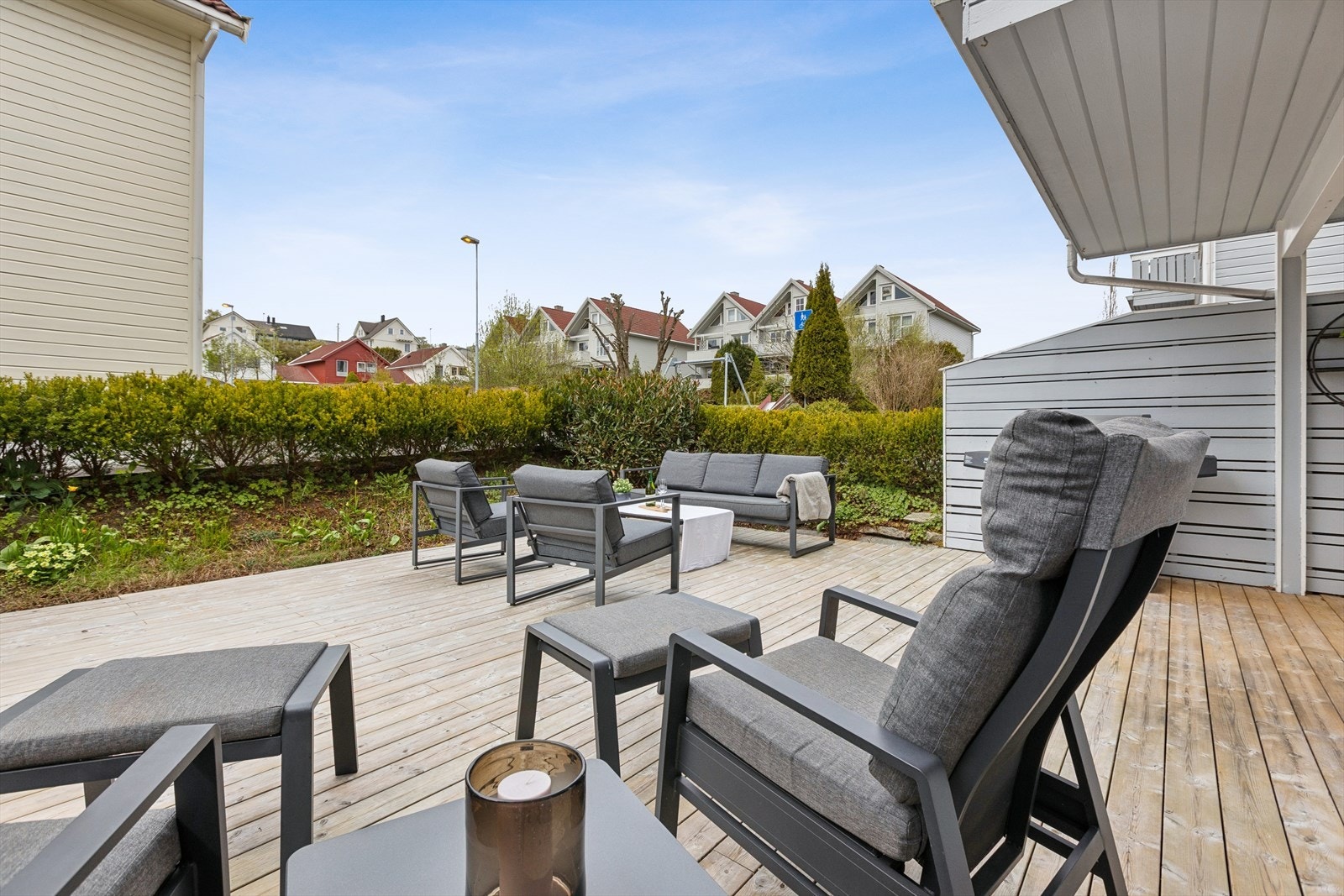 Uteplassen har gode solforhold og er skjermet og ligger i et rolig, etablert boligområde. Galleribilde
