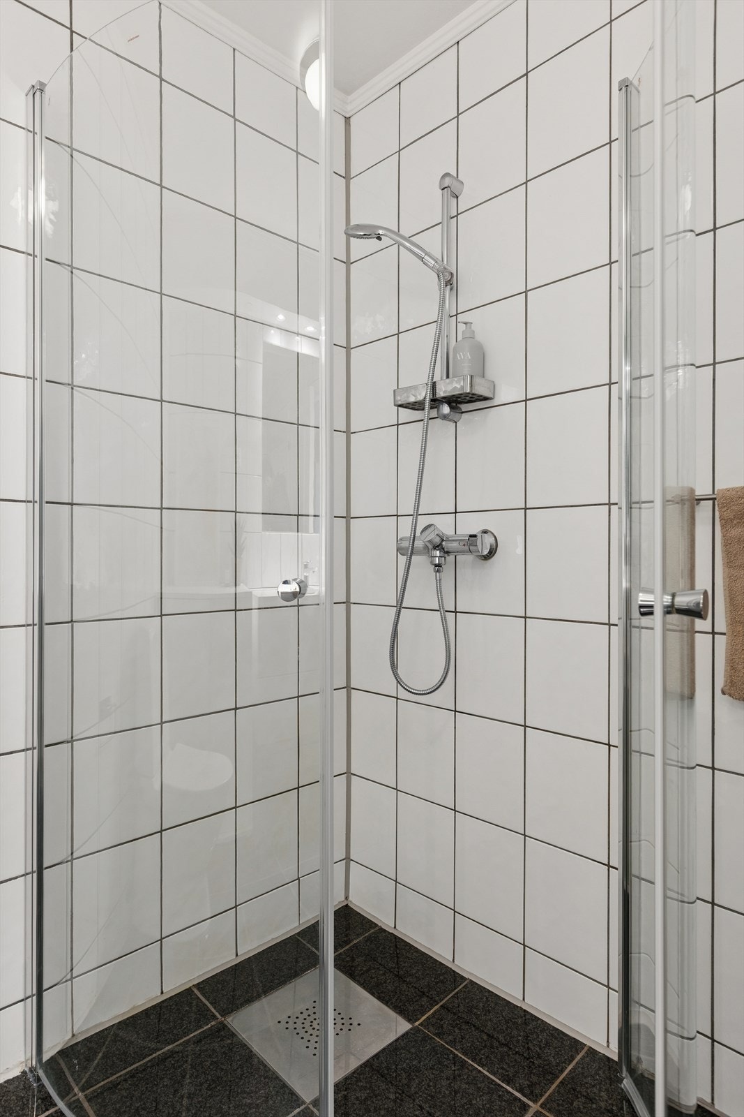 Dusjhjørne med innfellbare glassdører. Galleribilde