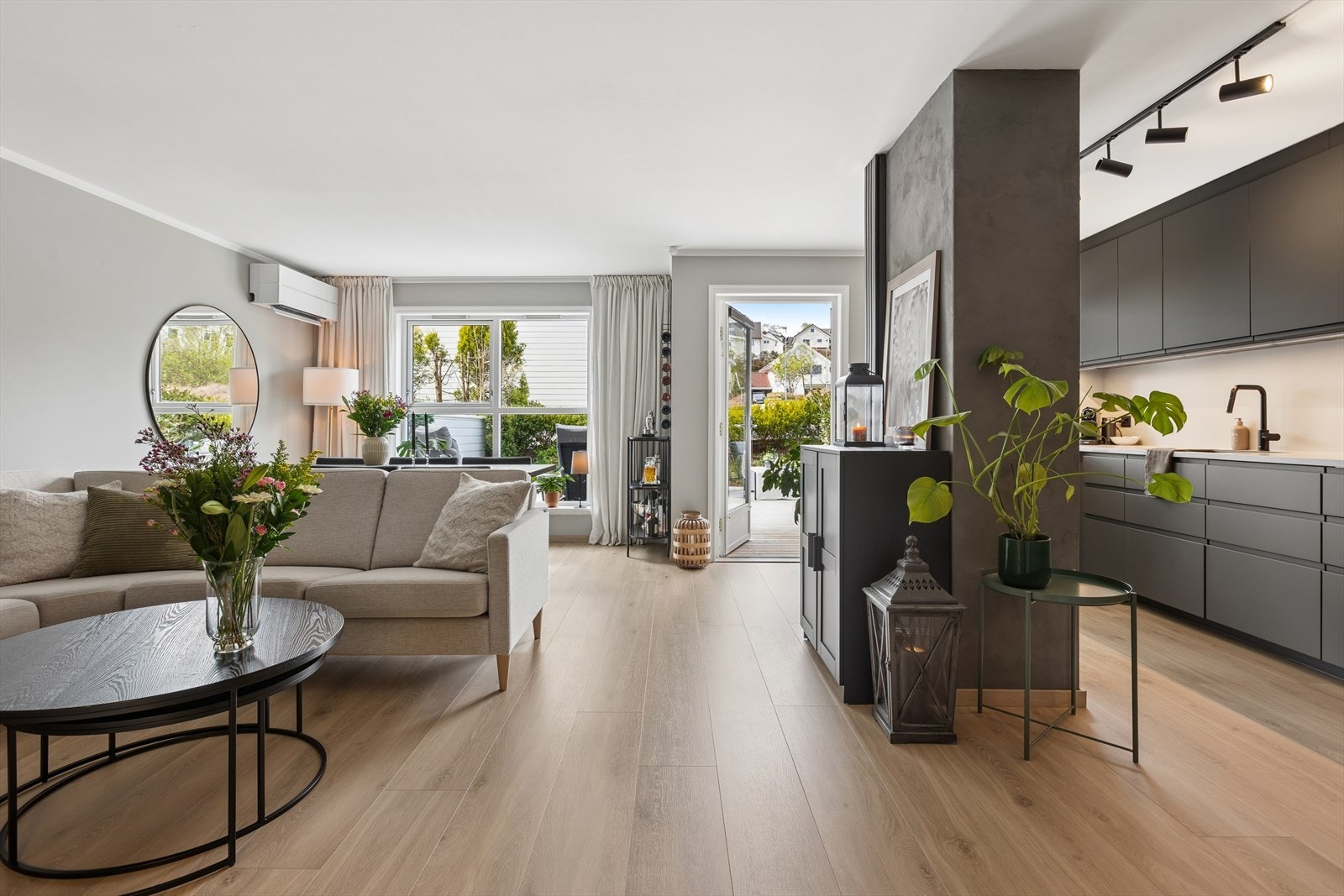 Fra den åpne stuen er det direkte utgang til en stor og solrik terrasse på 40 m². Galleribilde