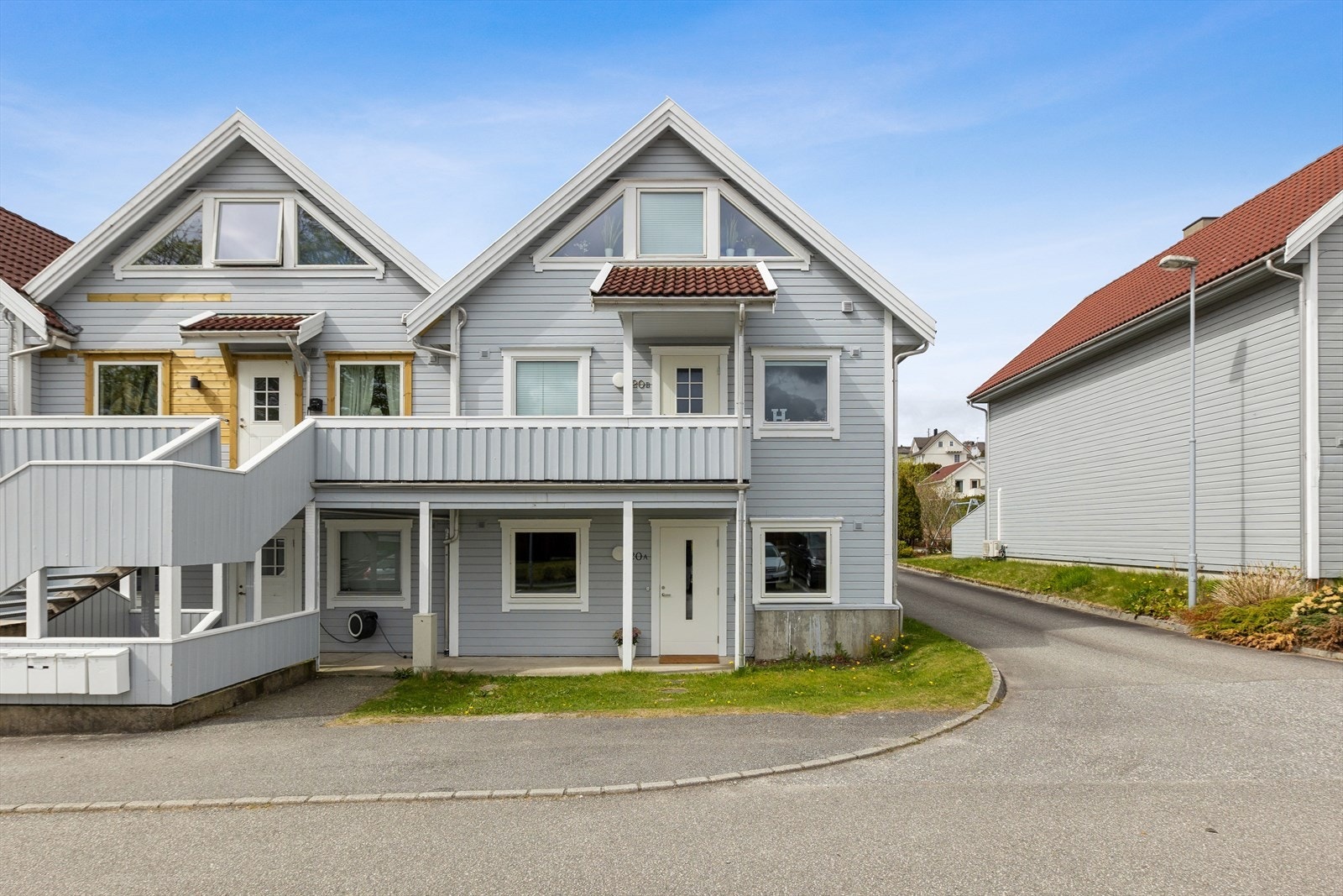 Beliggenheten på Sandved er rolig og barnevennlig, med kort vei til både servicetilbud og turområder som Sandvedparken. Galleribilde