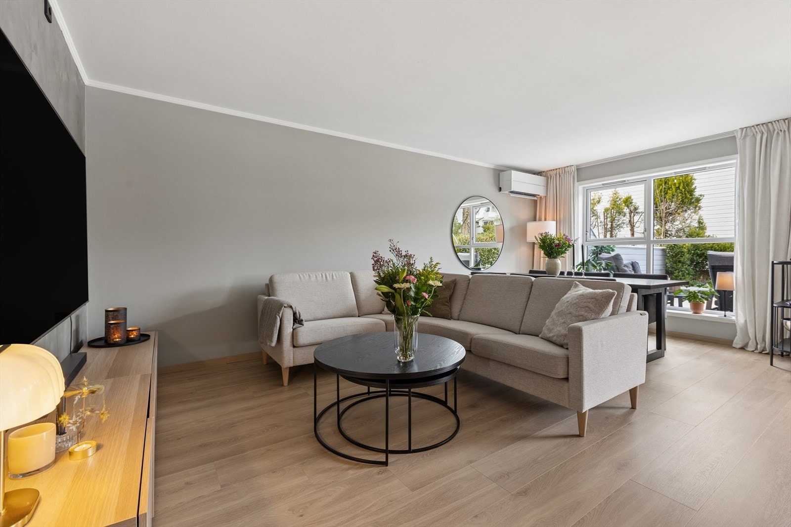 Store deler av leiligheten har nytt laminatgulv og nye lister fra 2024. Galleribilde