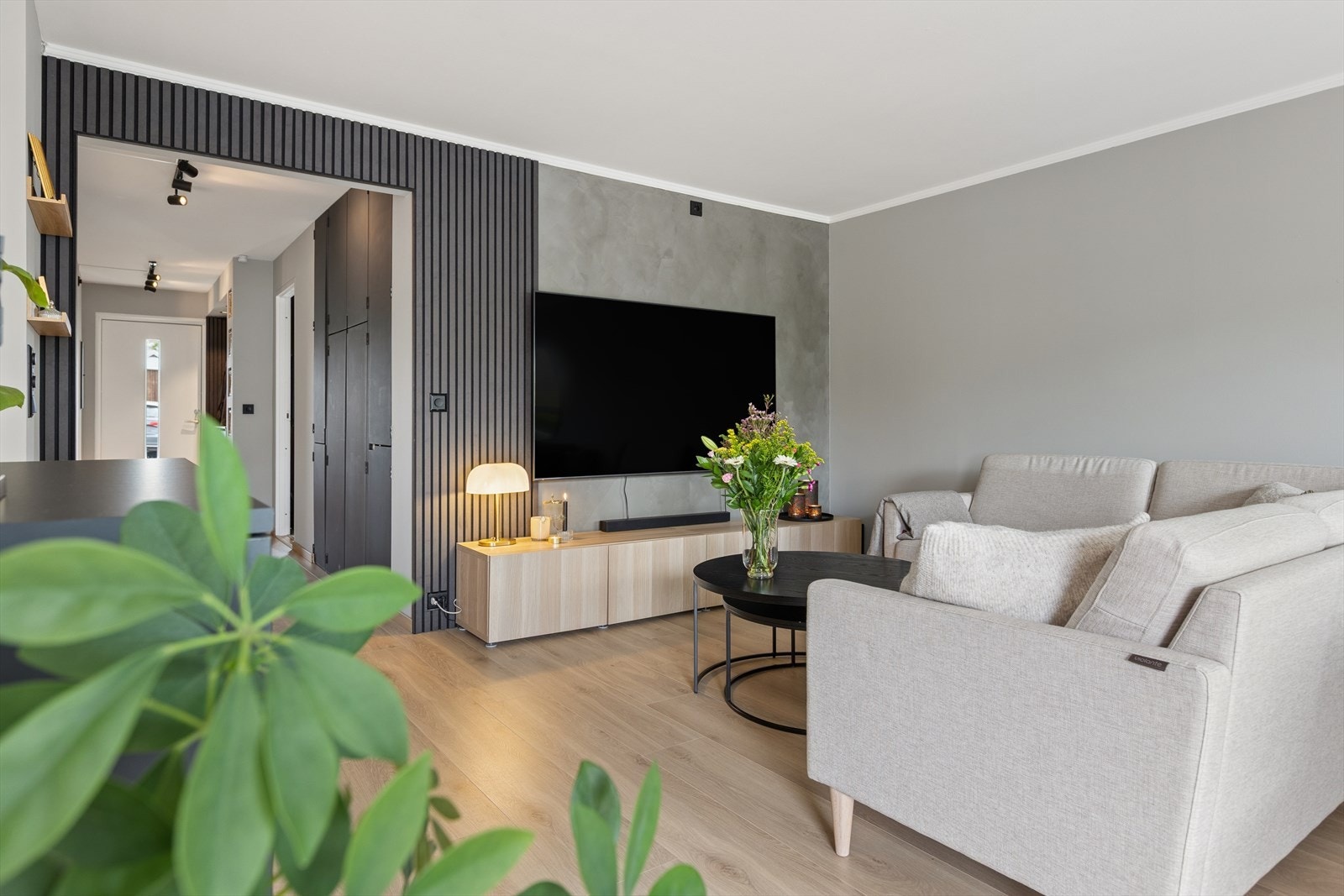 Leiligheten er gjennomgående og har en praktisk planløsning på ett plan med inngang fra gateplan. Galleribilde