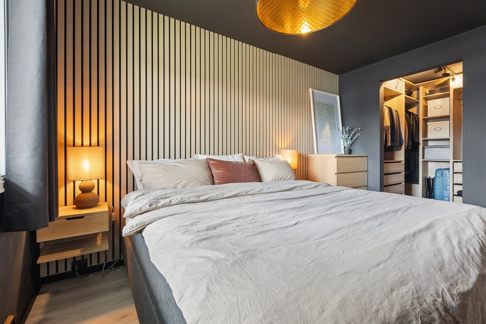 Hovedsoverommet har direkte adkomst til en romslig bod/walk-in closet. Galleribilde