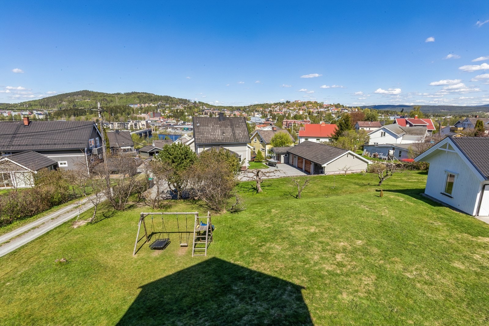 Frodig, solrik hage med plass for lek og aktiviteter. Galleribilde