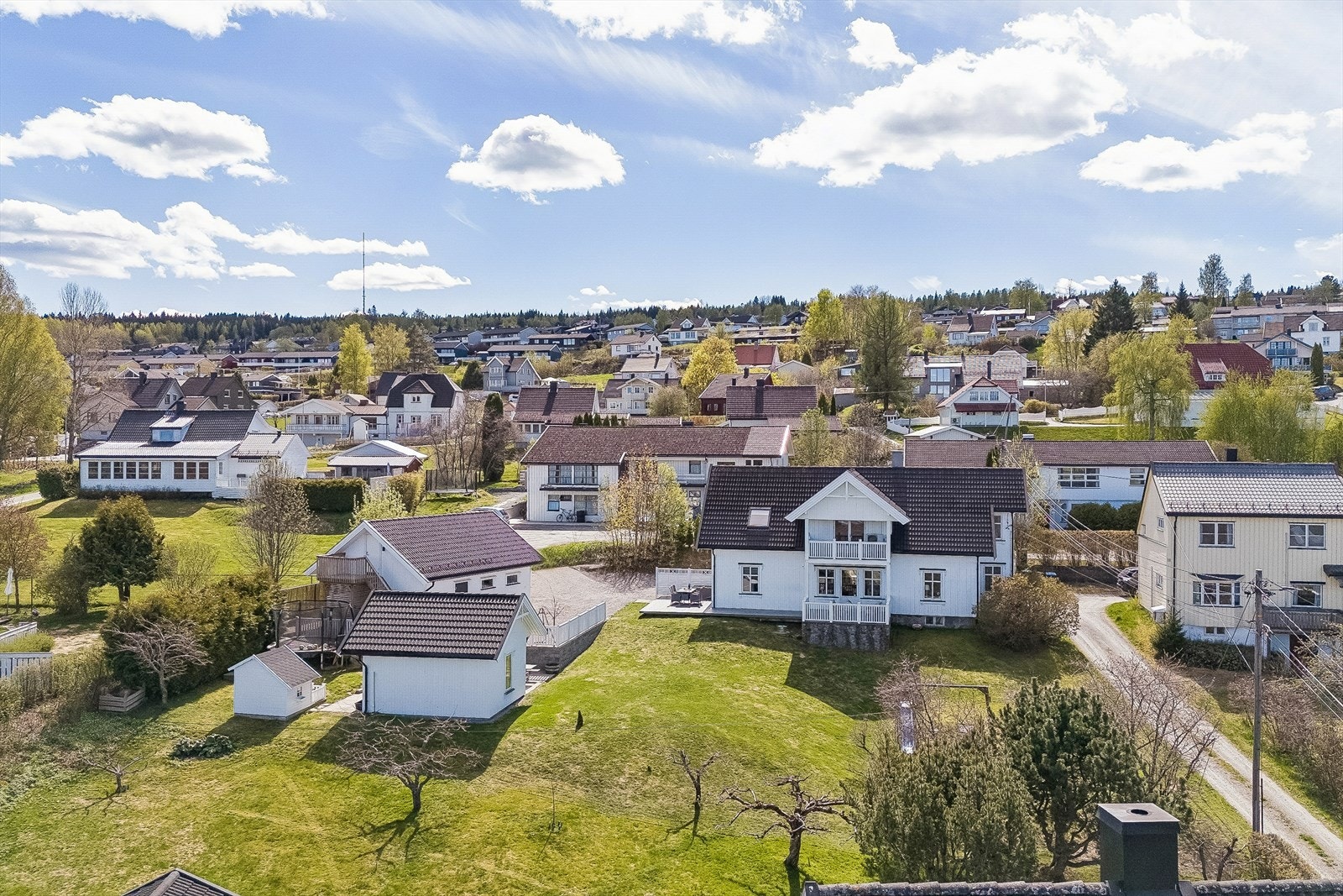 En innholdsrik eiendom som har opprinnelse fra 1923, men er tilbygd og oppgradert til en moderne familiebolig! Galleribilde