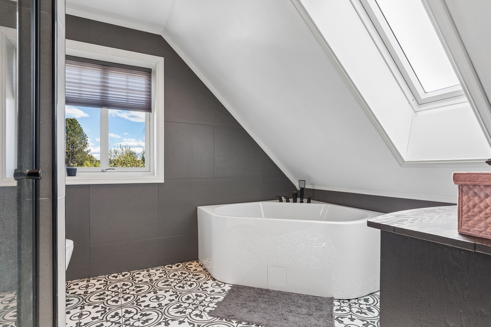 Badet i 2.etasje er flislagt. Nyt et bad med utsikt til stjernene! Rommet har elektriske varmekabler i gulvet. Galleribilde