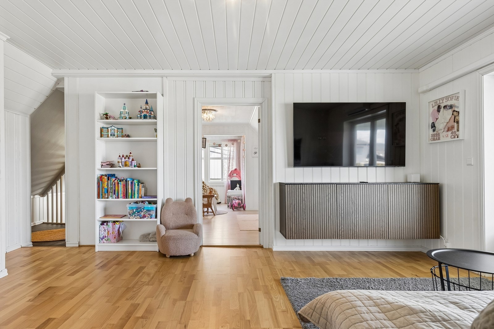 Loftstue med kjærkommen ekstra oppholdsplass for både små og store! Oppvarming med luft-til-luft varmepumpe. Galleribilde