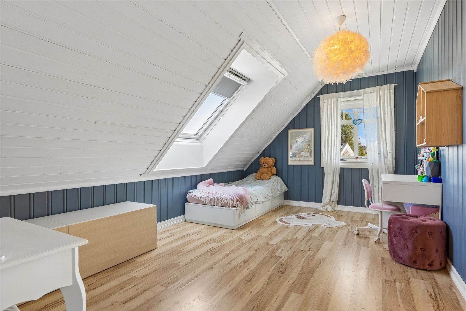 Koselig soverom med et Velux takvindu som gir rikelig med dagslys. Galleribilde