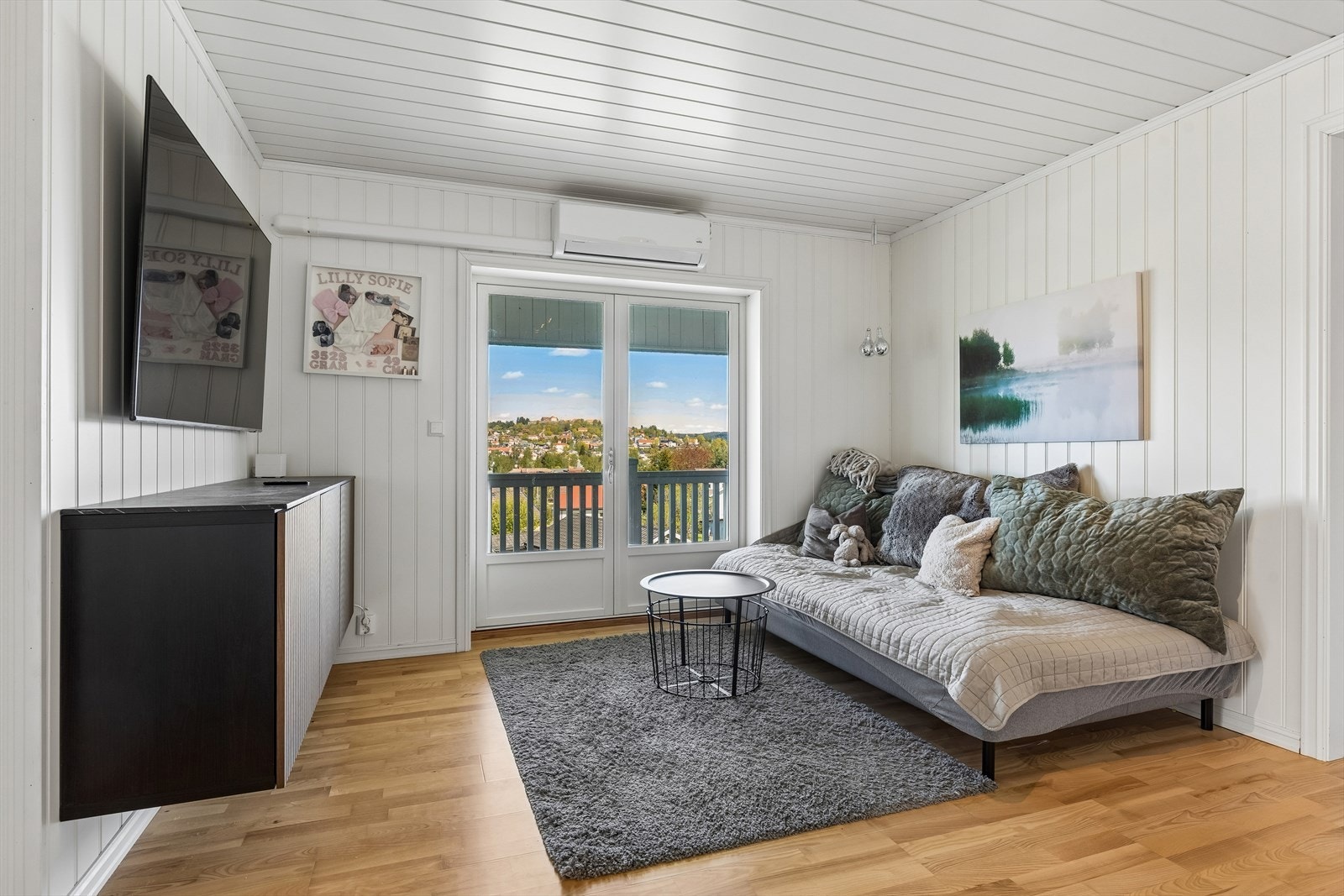 Flott utsikt også fra loftsstuen, som har utgang til balkong. Galleribilde