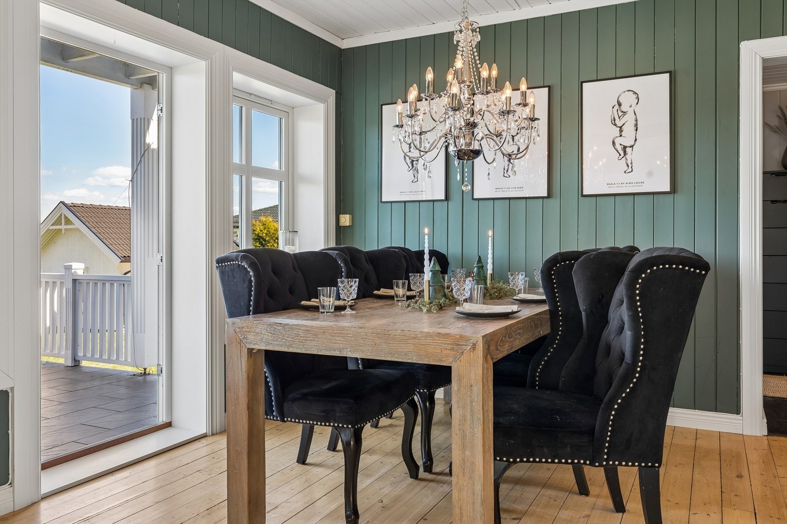 På fine sommerdager kan man åpne opp til den flislagte terrassen. Galleribilde