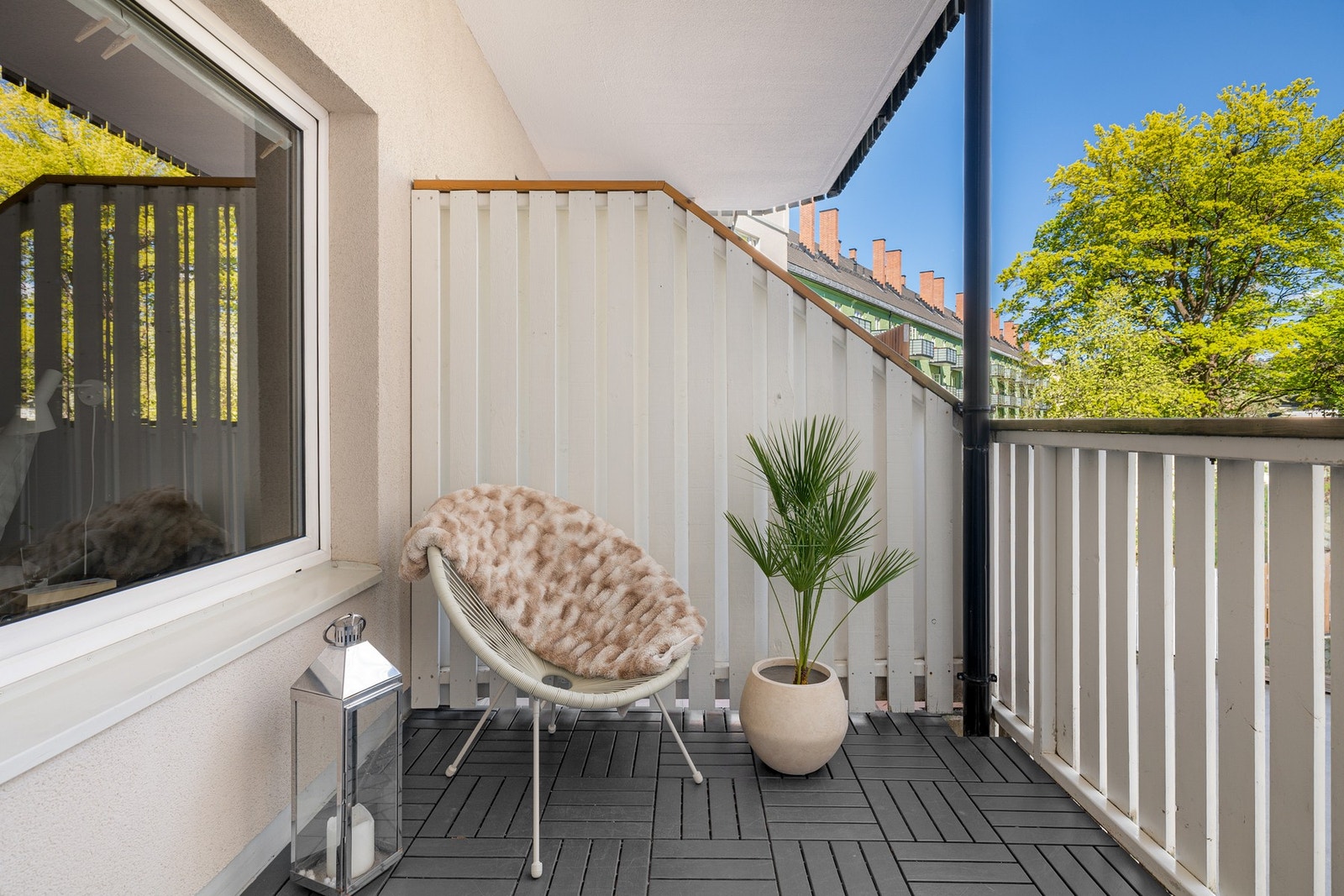 Balkongen har en behagelig og avslappende atmosfære med mye indirekte lys gjennom dagen, noe som gjør den hyggelig å bruke til både morgenkaffe og rolige kveldsstunder. Galleribilde