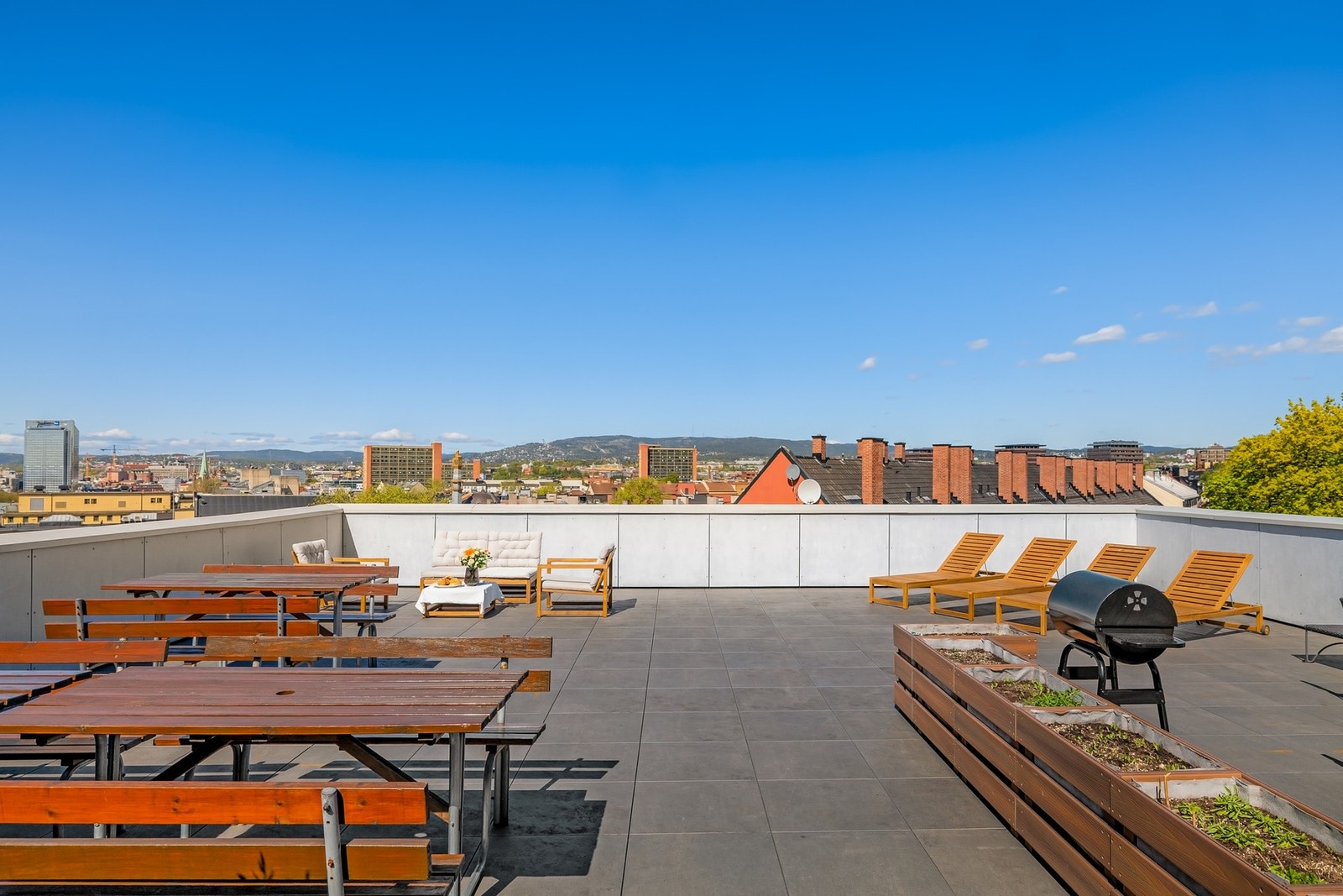 Som beboer har du også tilgang til en stor felles takterrasse med sol hele dagen og fantastisk flott utsikten over byen og fjorden! Galleribilde